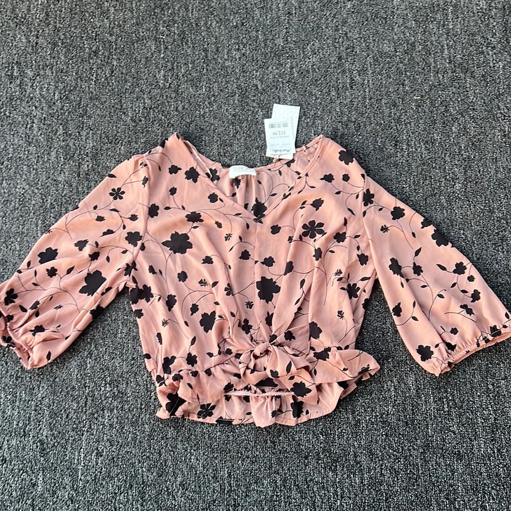 Women’s shirt, size medium.